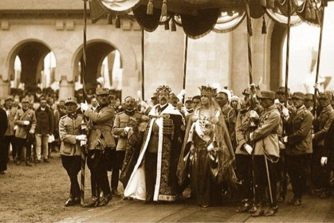 Încoronarea Regelui Ferdinand și a Reginei Maria, pe 15 octombrie 1922, la Alba Iulia, ca suverani ai tuturor românilor