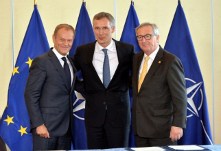 De la staga la dreapta: Președintele Consiliului European, Donald Tusk, secretarul general al NATO, Jens Stoltenberg si președintele Comisiei Europene, dl Jean-Claude Juncker