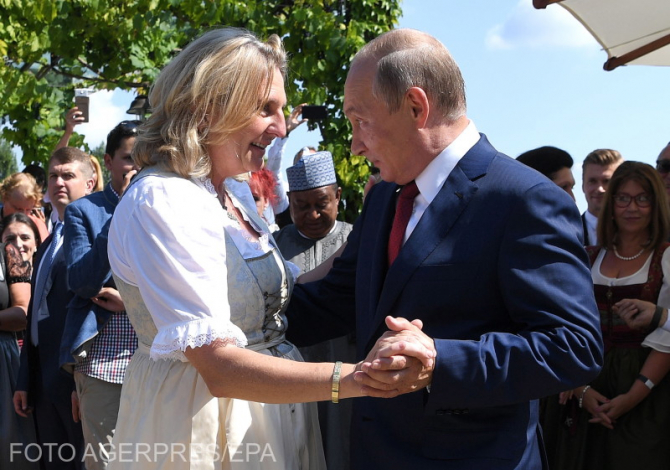 Fostul ministru de externe al Austriei Karin Kneissl, și invitatul special de la nunta sa în 2018, președintele rus Vladimir Putin. Foto: Agerpres