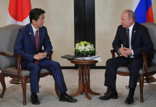 Premierul japonez Shinzo Abe şi preşedintele rus Vladimir Putin