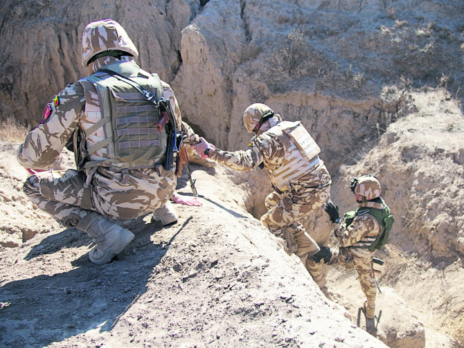 Militari ai Batalionului 300 Infanterie Mecanizata „Sf. Andrei”, într-o misiune în Afganistan Sursă foto: MApN
