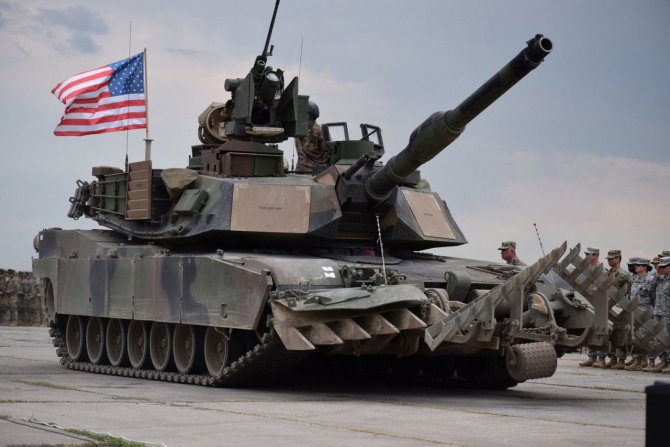Tanc M1A2 Abrams, defilând sub steagul Statelor Unite ale Americii
