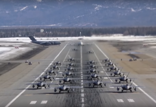 Avioane F-22 Raptor aliniate Elephant Walk, înainte de decolare