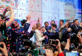 Volodimir Zelenski, președintele Ucrainei, sărbătorind împreună cu soția sa și cu echipa de campanie, victoria zdrobitoare în fața lui Petro Poroșenko