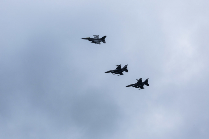 Avioane F-16 ale US Air Force, aflate în zbor Sursă: NATO
