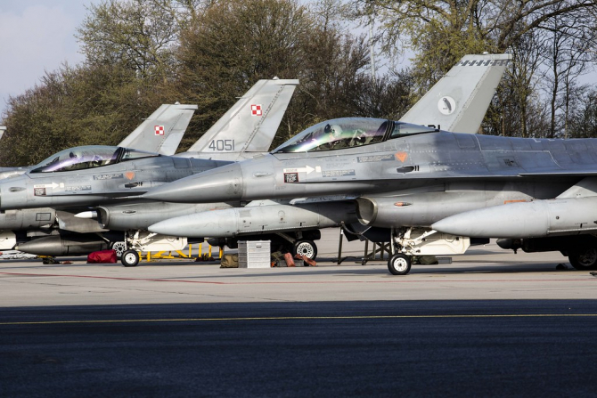 Avioane F-16 ale Poloniei și Olandei, înainte de decolare, în cadrul exercițiului NATO Frisian Flag