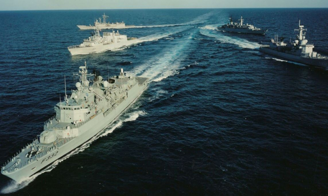 Nave militare NATO navigând în Marea Neagră