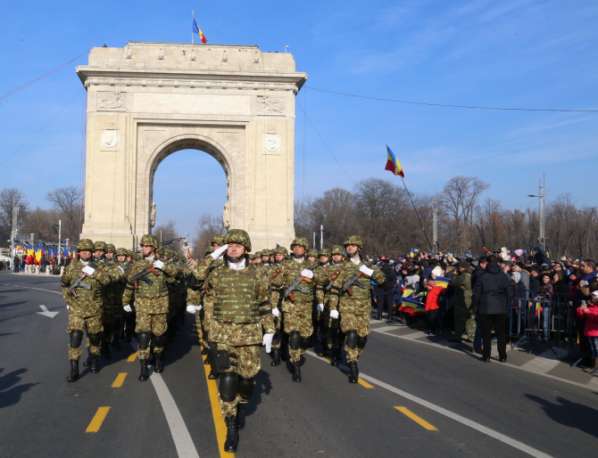 Armata României, defilând pe sub Arcul de Triumf în București, cu ocazia Zilei Naționale, 1 Decembrie