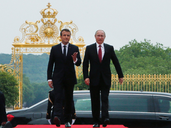Emannuel Macron și Vladimir Putin la Palatul Versailles