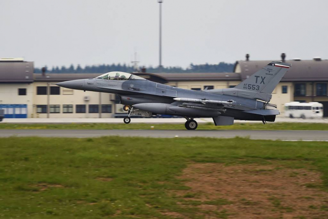 Un F-16C Fighting Falcon, din Texas, desfășurat la Câmpia Turzii. Sursă: US Air Force