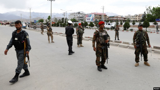 Soldații afgani stau de gardă la locul exploziei din orasul Kabul, Afganistan, 30 mai 2019.