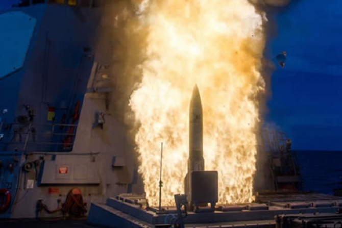 Lansarea unei rachete SM-2, de pe o navă. Sursă foto: Raytheon