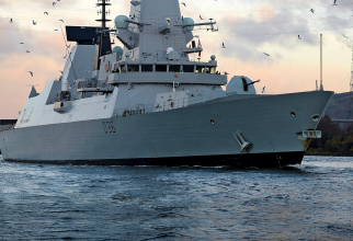 distrugătorul HMS Defender 