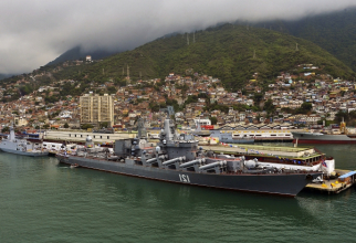  crucişător purtător de rachete „Moskva” este observat în portul venezuelean La Guaira, la aproximativ 19 mile nord de Caracas, la 27 august 2013.