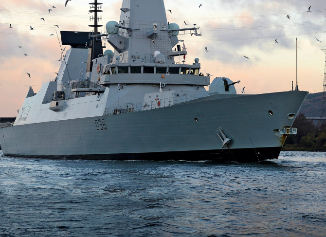 distrugătorul HMS Defender 