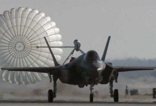 Aterizarea unui avion F-35 cu ajutorul sistemului de parașută de frânare