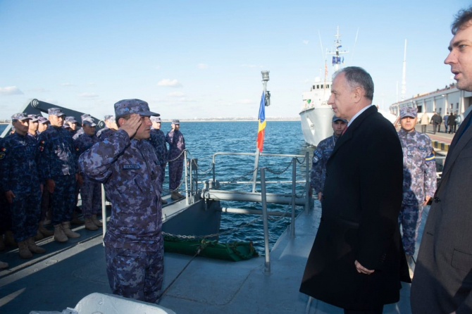 Mircea Geoană, în vizită la bordul dragorului maritim „Lt. Lupu Dinescu” Sursă foto: MApN