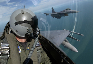 Piloți de F-16 Fighting Falcon, în timpul unor manevre de antrenament