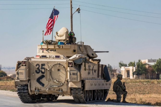 Foto: Un Bradley american împreună cu trupe ale US Army în Siria