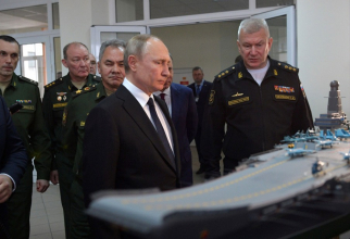Vladimir Putin, inspectând macheta „viitorului” portavion rus Lamantin. Foto: Kremlin