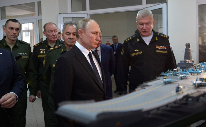 Vladimir Putin, inspectând macheta „viitorului” portavion rus Lamantin. Foto: Kremlin