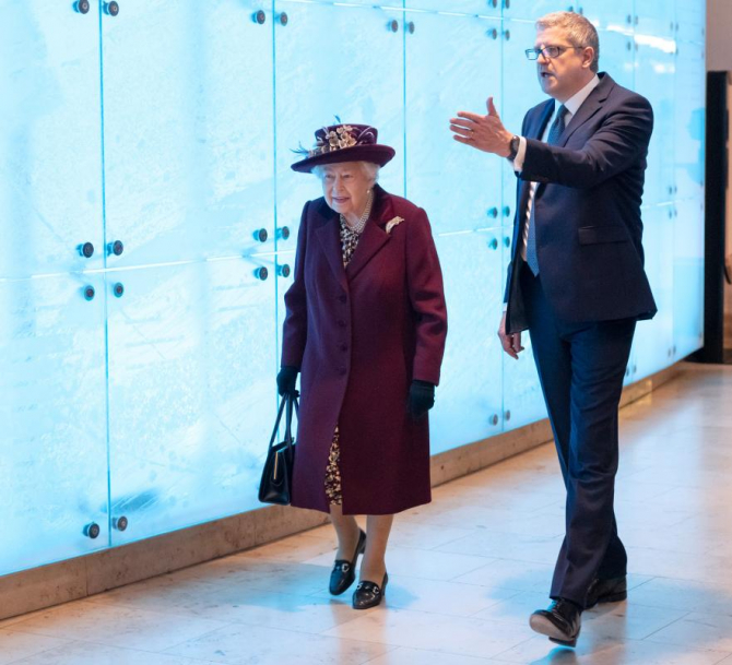 Regina Elisabeta a II-a, în vizită la MI5. Sursă foto: MI5