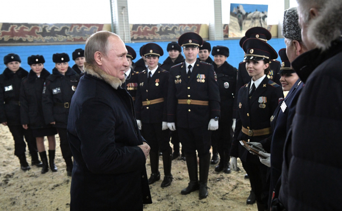 Vladimir Putin, în vizită la un regiment de poliție din Moscova. Sursă foto: Kremlin