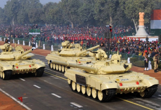 Tancuri T-90S din dotarea Armatei Indiei, în timpul unei parade militare