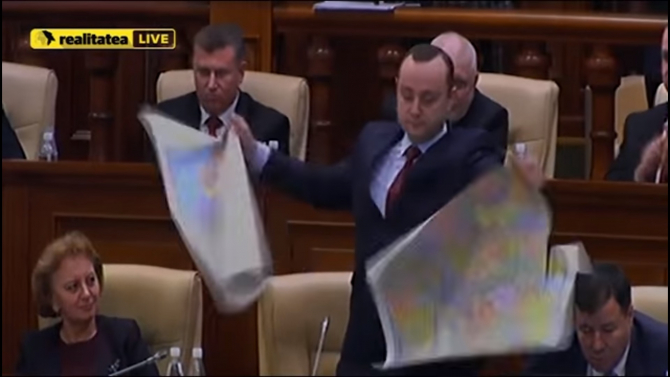Momentul în care socialistul Vlad Bătrâncea rupe harta României în Parlament, sursă foto: Captură YouTube