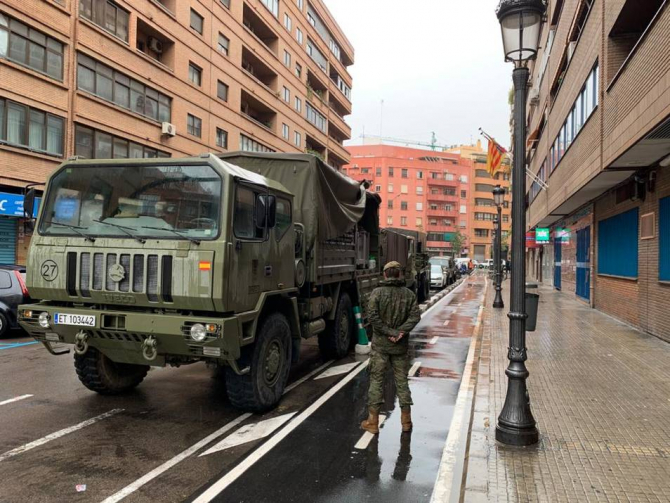Forțele armate spaniole desfăşurate pe străzile oraşelor din Spania.