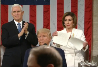 Foto: Momentul în care democrata Nancy Pelosi, șefa Camerei Reprezentanților, a rupt discursul președintelui Donald Trump în Congres, pe 5 februarie 2020
