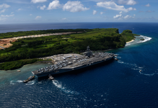 Portavionul american USS Theodore Roosevelt, navă andocată de săptămâna trecută în portul Guam după ce mai mulţi marinari au contractat noul coronavirus