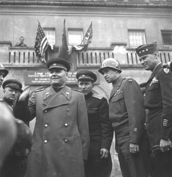 Mareșalul sovietic Ivan Koev și generalul american Omar Bradley, sursă foto: albumwar2.com