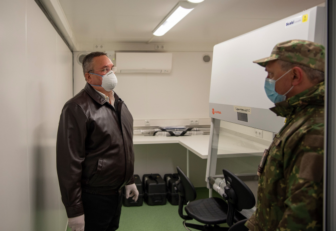 Ministrul Nicolae Ciucă, în vizită la spitalul militar de campanie din Constanța, sursă foto: Facebook Nicolae Ciucă