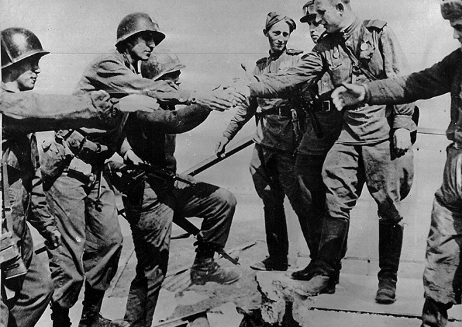 Întâlnirea trupelor US Army cu cele ale Armatei Roșie pe 25 aprilie 1945  pe un pod peste râul Elba din Germania. Sursă foto: Stripes.com