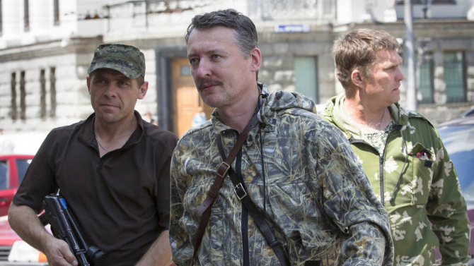 Fostul pretins ministru al apărării din Donețkul separatist, Igor Ghirkin (Strelkov)- centru