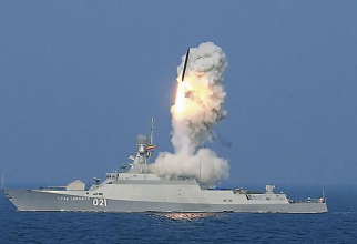 Lansarea unei rachete de tip Kalibr de pe o navă de suprafață. Sursă foto: Ministerul Apărării din Rusia 