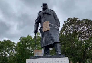 Statuia vandalizată a marelui premier britanic Winston Churchill, în timpul protestelor din Londra, chiar în momentul în care s-au împlinit 76 de ani de la D-Day. Sursă foto: YouTube