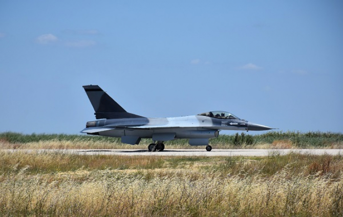 Un avion F-16 modernizat de OGMA care va fi livrat României. Sursă foto: OGMA