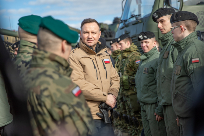 Preşedintele Poloniei Andrzej Duda, alături de militari a forţelor terestre poloneze.