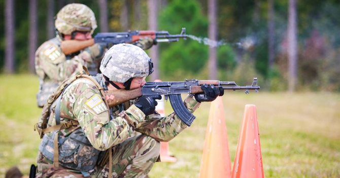 Soldați US Army în timpul unor trageri cu AK-47. Photo source: (Sgt. Steven L. Galimore/U.S. Army