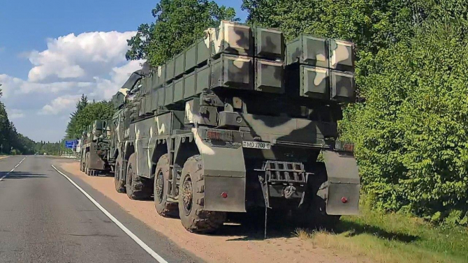 Sisteme de rachete cu lansare multiplă Polonez (MLR) ale Forţelor Armate din Belarus, surprinse de un martor ocular pe o autostradă la câţiva kilometri de frontiera cu Lituania. Sursa Foto: Defence Blog.