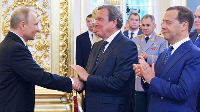 De la stânga la dreapta: Vladimir Putin, Gerhard Schroeder, Dmitri Medvedev. În spate, în uniformă militară, ministrul rus al apărării Serghei Şoigu.