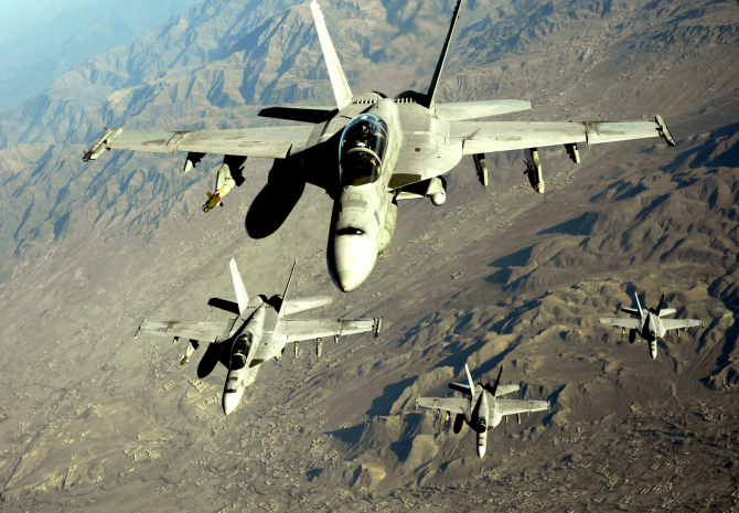F-18 americane în timpul unei misiuni în Afganistan. Foto: US Army