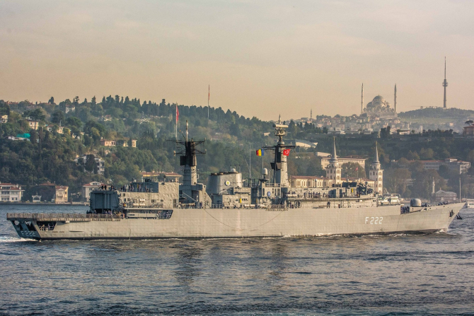 Fregata Regina Maria tranzitând Bosforul, sursă foto: Shipspotting Istanbul Strait