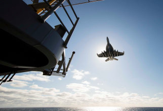 O aeronavă EA-18G Growle, pregătindu-se să aterizeze pe portavionul USS Gerald R. Ford. Sursă foto: U.S. Department of Defense (DoD)
