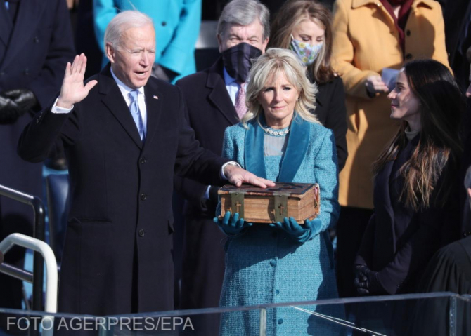 Președintele Joe Biden, depunând jurământul, în timpul învestirii în funcție