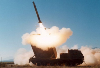 Lansarea unei rachete americane GMLRS cu rază de acțiune de 80 de kilometri