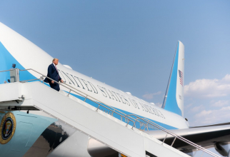 Donald Trump, coborând din Air Force One. Sursă foto: Trump White House