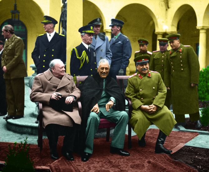 Winston Churchill, Franklin D. Roosevelt și Iosif Vissarionovici Stalin, în timpul Conferinței de la Yalta. Sursă foto: Wikipedia